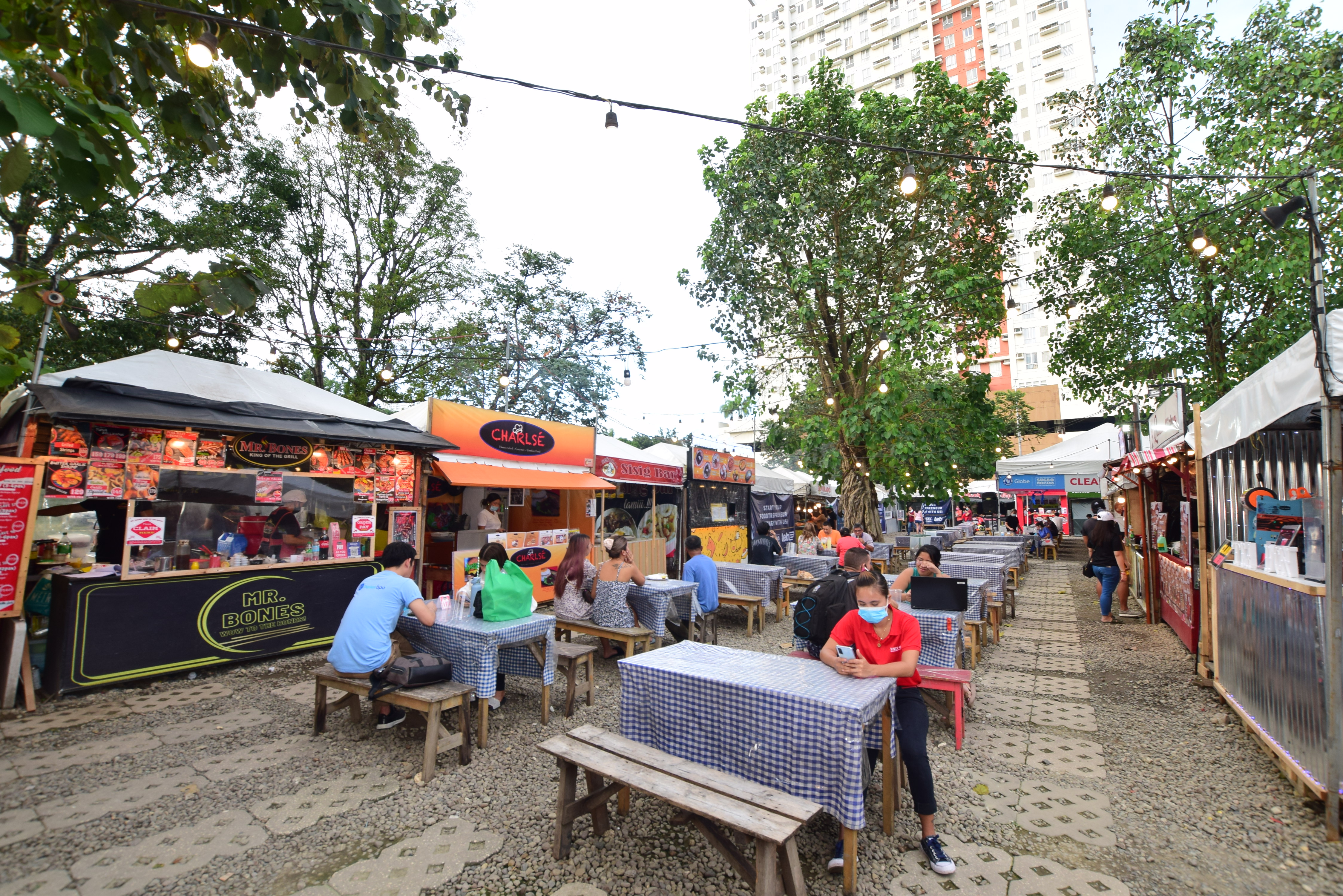 Sugbo Mercado, a popular night market in Cebu with stalls is right in front of the condominium ♪ It is open from Wednesday to Sunday from 15:00 to 23:00, and you can enjoy popular gourmet food in Cebu at a reasonable price!　The food and drink space attached to the food stall is also outside, so you can eat safety even in the corona virus pandemic.