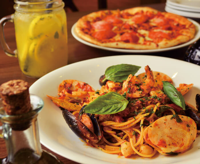ピリ辛風味のシーフードスパゲティパスタ♡

イタリア料理の鉄板マリナーラソースに
ピムール貝、エビ、アサリ、イカを惜しげもなく使用しています。
