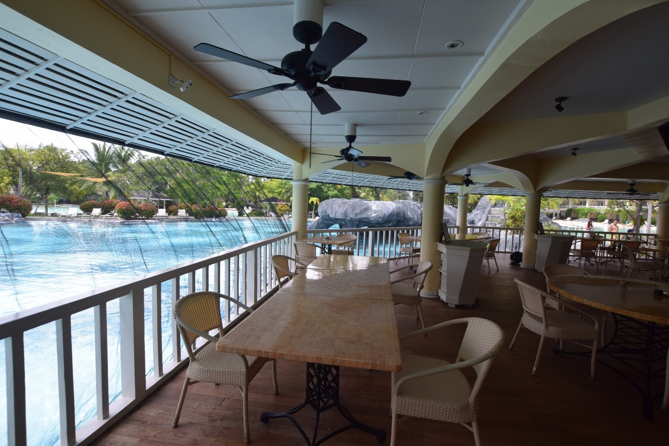 Semi-outdoor restaurant surrounded by pool ♪