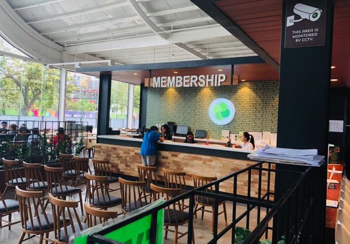 Just like Costco, this store also uses a membership system so it is necessary to show membership card for admission and shopping.

Register and get a membership card at this counter.
The annual fee is 800 pesos.
