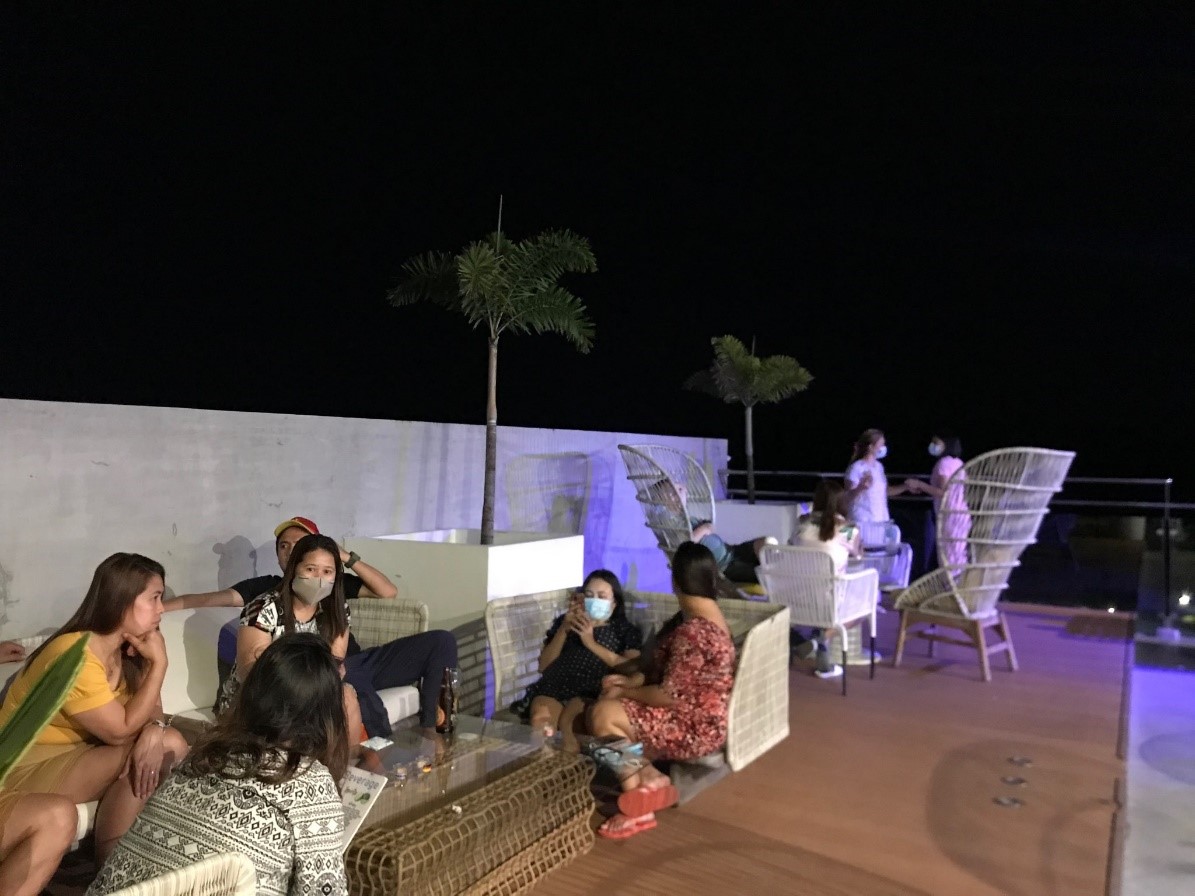 It’s a nice rooftop bar overlooking the whole resort and the city lights of Cordova. Guests enjoy spending the night chilling here over some drinks and some light snack.