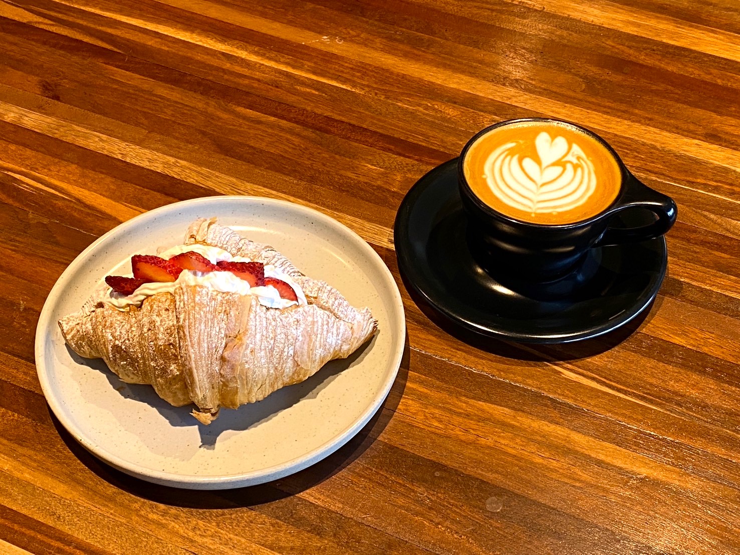 A crispy croissant with not-too-sweet cream and slightly sour strawberries. Undoubtedly the most popular item with the golden balance of the three! I am also attracted to its cute appearance✨