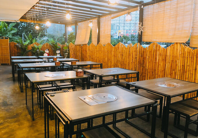 Also, check out their terrace-seating area, which gives you a perfect mood. The area is good for those who don't like air-conditioned rooms or for smokers.
