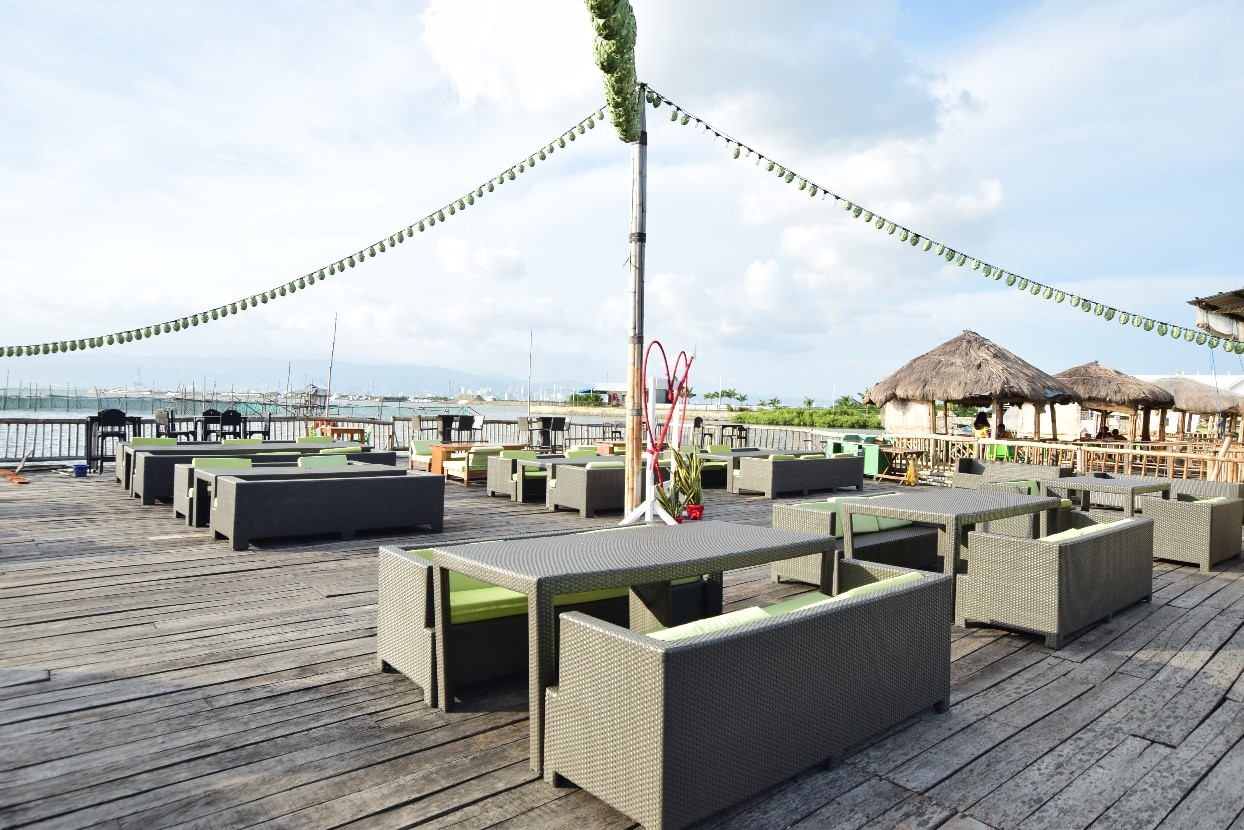 We are proud of the deck built on the sea where you can have meals while feeling the sea breeze of tropical Cebu!