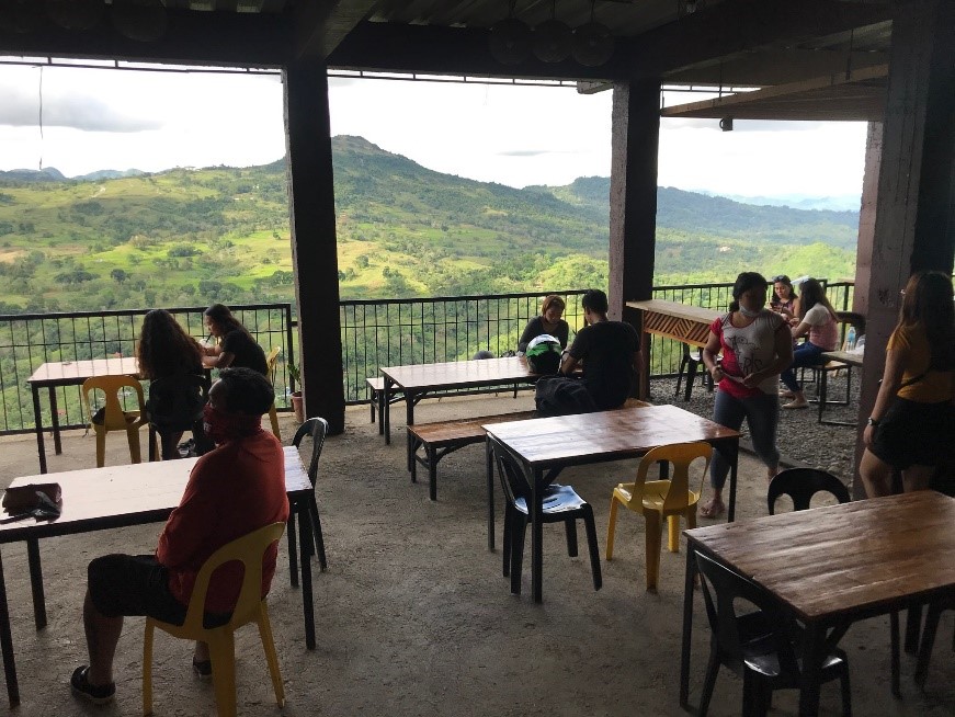 Dining while looking at the mountains of Busay feels great!