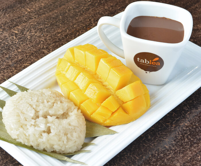 Puto Maya w/ Fresh Mango and Sikwate(125ペソ)
お店で1、2を争う人気メニュー♪
甘くて新鮮なマンゴーに、ほんのり甘いライス(プトマヤ)、それにビターなチョコレートドリンクをセットで！これがフィリピン伝統の組み合わせ♡