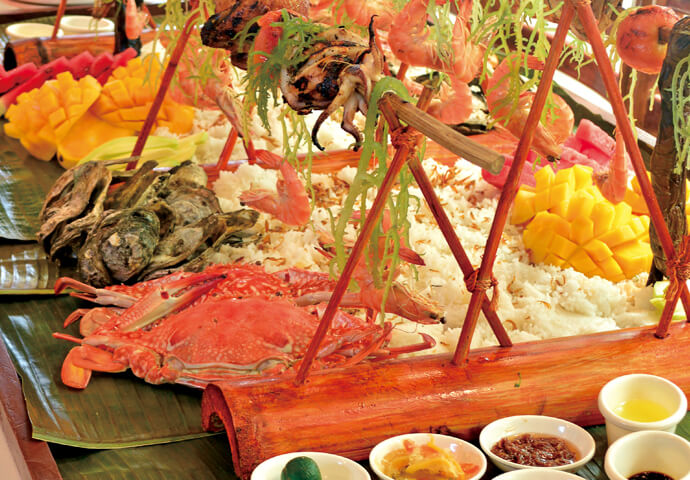 同店は、新鮮な魚介類を「ブードルファイト式」の食事（机の上にバナナの皮敷いてを食べる、フィリピン伝統の食事スタイル）で食べることにこだわる。