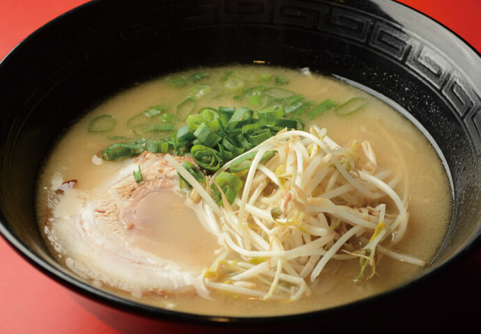 日本人店主がこだわりの配合で作る麺が、スープと絶妙に絡み合う！「とんこつラーメン」280ペソ、「海老トマトラーメン」300ペソ。