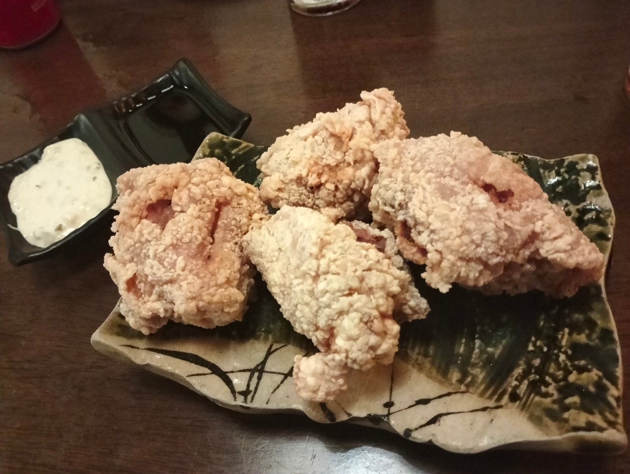 Of course, the ramen is delicious, but my favorite is the fried chicken and homemade tartar sauce. Not only me, but my wife and daughter also say, "I want to eat Hamakaze fried chicken," and it's a dish loved by the whole family. To be honest, I haven't eaten all the fried chicken in Cebu, but I think this is the best fried chicken I've come across after living in Cebu for 10 years. The local fried chicken is also delicious, but the fried chicken that is easy to eat with the bones removed just like in a Japanese restaurant is exceptional, and it's a big size, so I'm happy.

I would also like to mention the homemade tartar sauce that comes with the fried chicken. The tartar sauce itself is delicious, but the tartar sauce here has plenty of onions and eggs. Personally, I sometimes enjoy sake with tartar sauce alone. My daughter is happily enjoying fried chicken while eating her mouth full.

In addition, beer is of course available, but oolong hai is also available, so it's a wonderful shop where I can enjoy oolong hai while eating fried chicken with my family.
