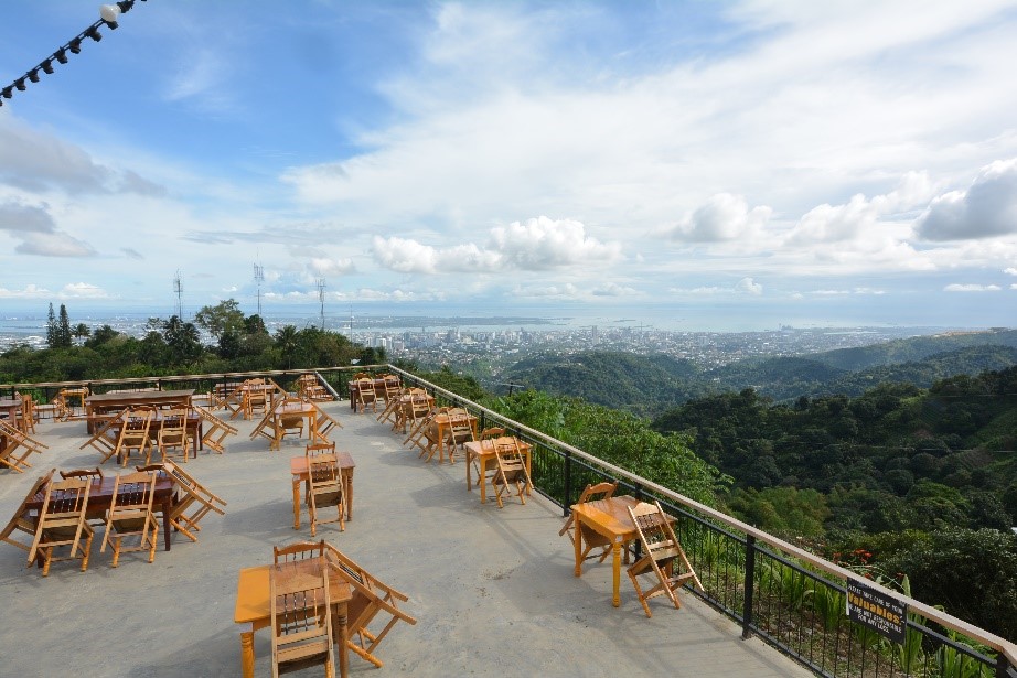 The best location overlooking the city of Cebu!