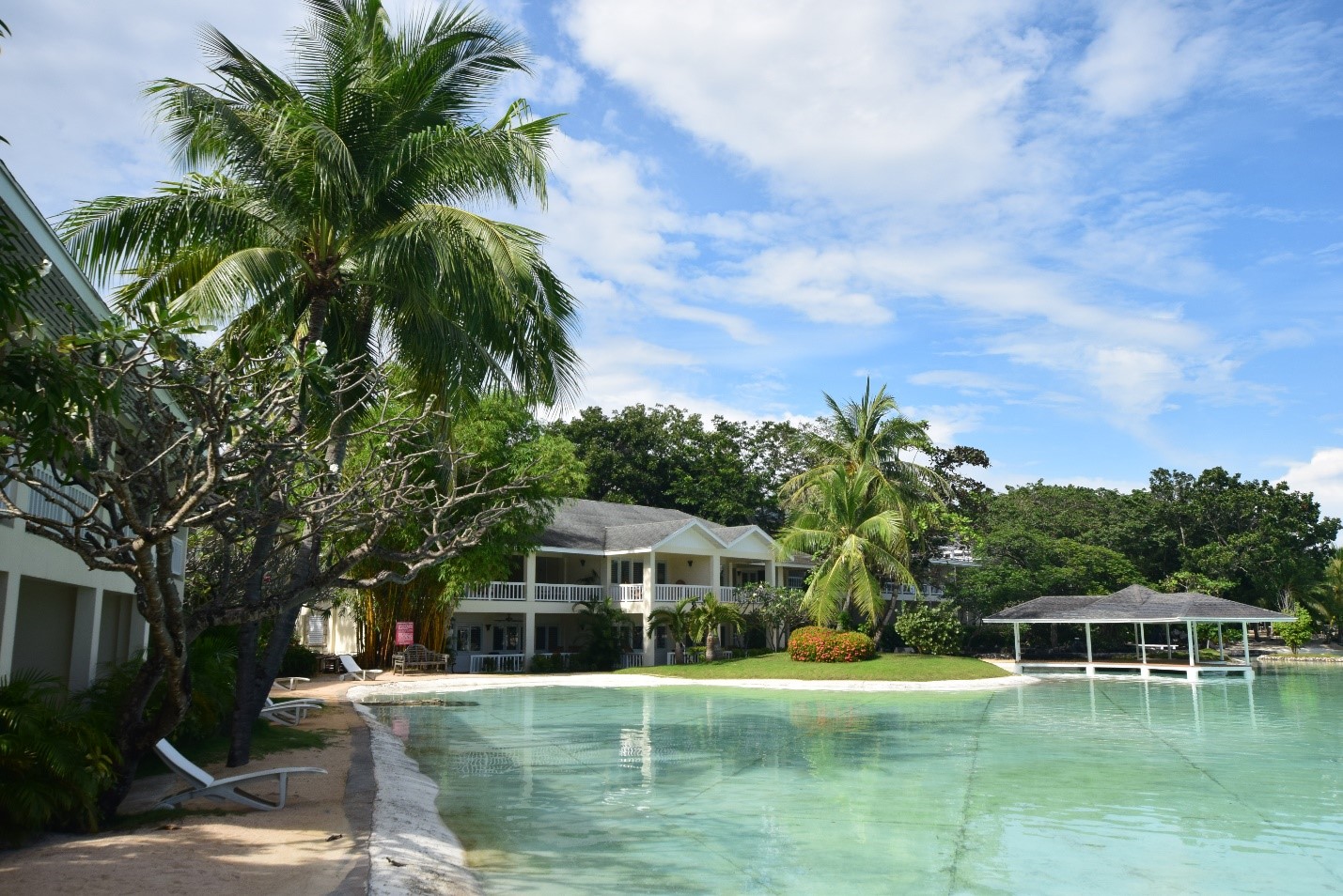 マクタン島で人気リゾートの1つである、Plantation Bay（プランテーションベイ）。
海水を引き込んだ、広大なラグーンプールが人気のリゾートです♪ リゾート全体も広く、各施設がゆったりと配置されていて優雅な時間を過ごせます。
ニューノーマル下でサービスの提供をするために、入館のルールを定め高い水準でコロナ対策を行っています。リゾート入館時の体温チェック、入館者の情報シートの回収、フロントデスクへのビニールシートの設置はもちろん、入り口だけではなく館内の全エリアにこまめに消毒が出来るようにアルコールを設置し、全ての部屋と施設を赤外線消毒しています！ リゾートのすばらしさはもちろん、コロナ対策も出来ていて、安心して過ごせるリゾートです♪
