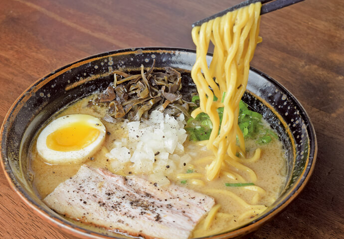 浜風さんの最大の魅力は、ヘルシーでありながらも豊かな味わいが楽しめる鶏白湯スープです。そのスープは軽やかで、毎日食べ続けても飽きないほどのおいしさで、一度食べ終わるとまたすぐに戻ってきたくなるくらいです。その味の魅力からか、今では日本人だけでなく、地元の人々にも人気のあるお店となっています。