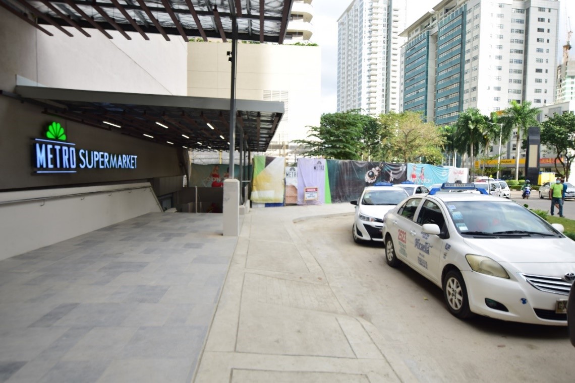 The exteriors of the building look very modern and posh – compared to the old Metro building. It now goes along with the class and elegance Ayala Mall always carries. 
Together with the main entrance opening is the opening of the back entrance of the Metro Supermarket, which directly leads to the taxi lane, for the convenience of the shoppers who have no cars.