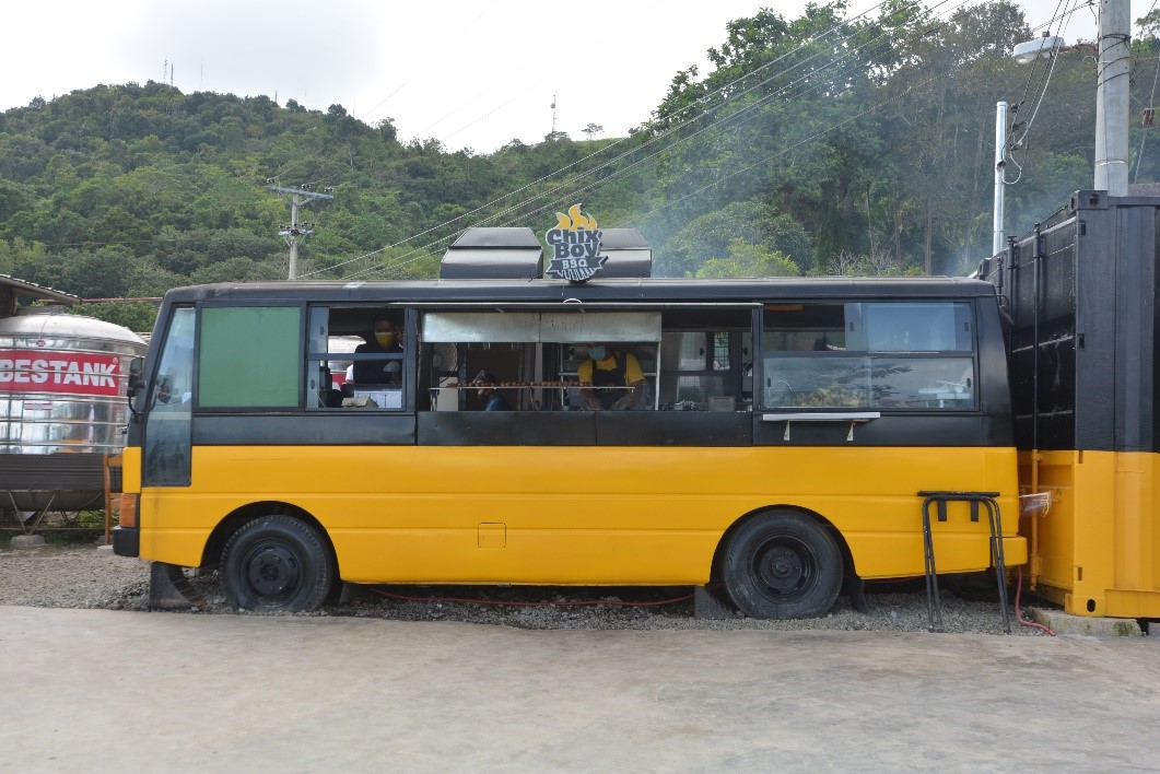 Chixboy is just a simple BBQ food truck, who happens to have the perfect spot in Busay. 
Just a few meters after Temple of Leah, this new restaurant has gained so much popularity because of its amazing panoramic view of the city, and its very affordable yet gratifying BBQ menu! 
