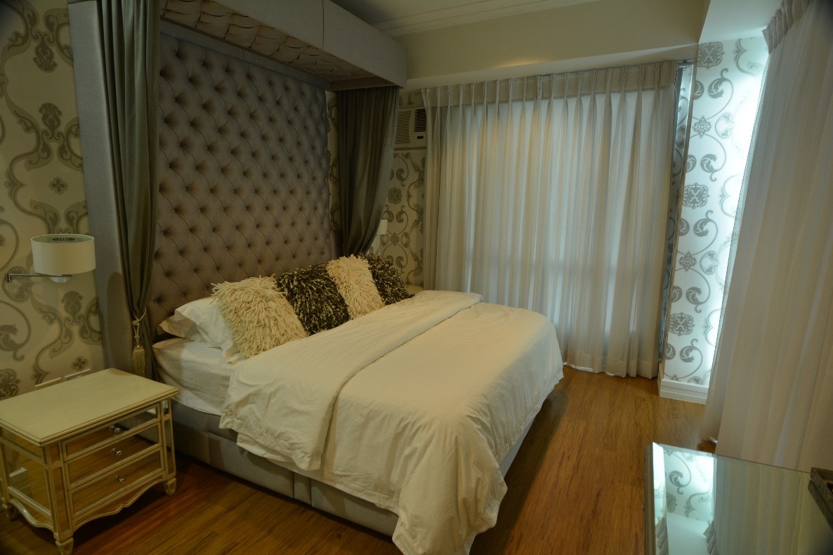 豪華な家具で美しくデザインされたマスターベッドルーム