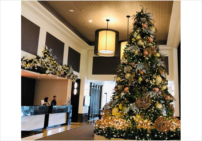 ちなみに、こちらはアヤラモールのすぐ隣にある2018年に新しくオープンした、「Seda Hotel」のロビーにあるクリスマスツリーです。大きくはないですが、高級感のあるツリーですね。