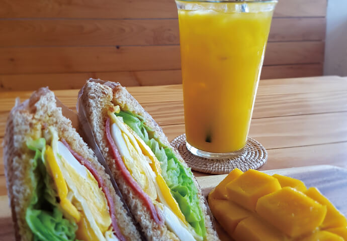 カフェスペースでいただけるドリンクや軽食。

お店の名前にもなっているマンゴーを使用した
特製ジュースがオススメです！