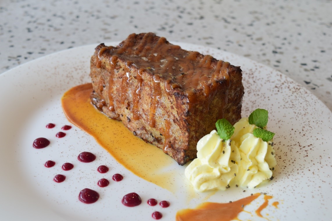 One of their best-selling desserts: whole wheat bread, homemade toffee sauce, maple sauce, cocoa powder with whipped cream
French Toast (P260)