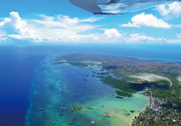ホワイトビーチとサンゴ礁、ドロップオフが織り成す碧きグラデーションの美しい海を空から望める。「バンタヤン島ビーチランチ」一人15,000ペソ～（２名以上から飛行）。ボホール島を一日観光できるコースは13,500ペソ～（2名以上から飛行）と、一日空を満喫できるコースも有り♪