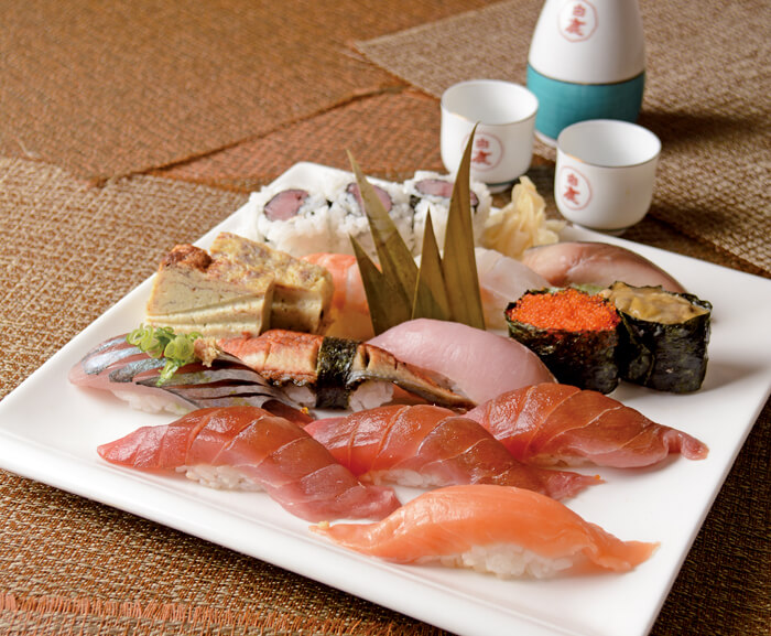 お寿司は日本の代表的な料理として、セブセレブにも大人気。職人技が光る。日本酒をくいっと一杯。
