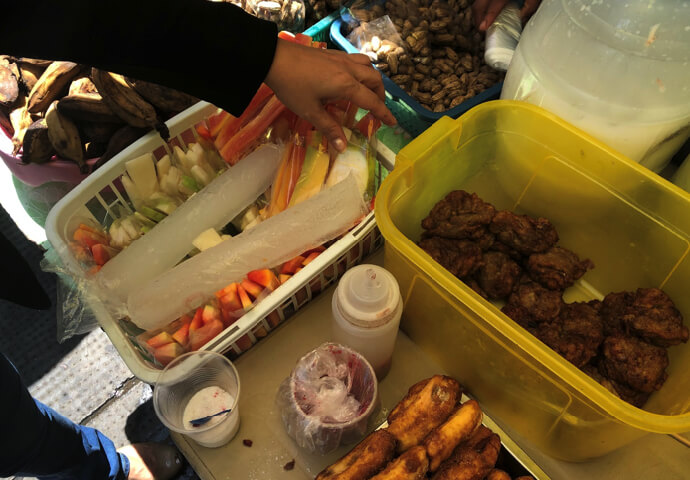 It is each fruit that is cut and put in the bag.
These include red papaya, shinkamas and green mangoes.
It's directly chilled with ice
