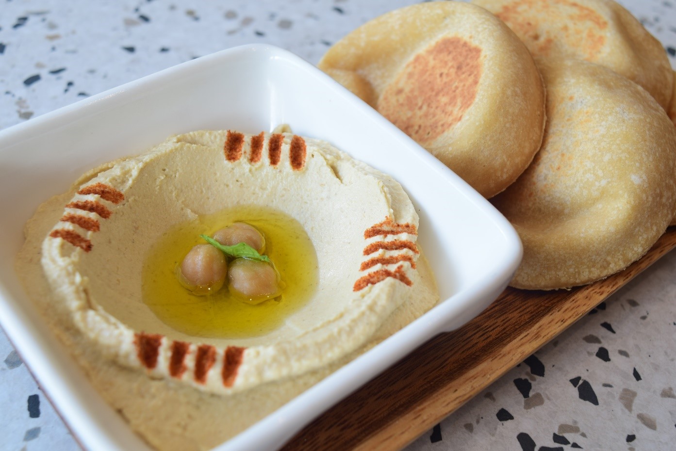 人気のある中東料理とギリシャ料理：ひよこ豆、タヒニ、スパイス、自家製全粒小麦のピタ添え。
フムス+4ピタ（P180）