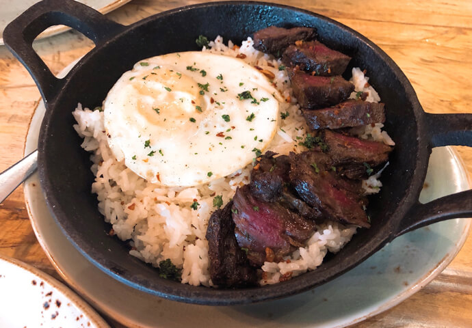 You can eat your steak with such savory garlic rice.