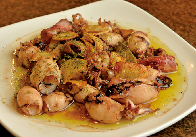 「Baby squid in olive oil」300ペソ。新鮮なイカにオリーブオイルたっぷり。小ぶりでも旨みは濃厚！