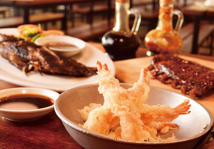 高級魚で知られる「ラプラプ」も！シーフードと一緒にお肉も食べられます。「天ぷら」も美味しい♪