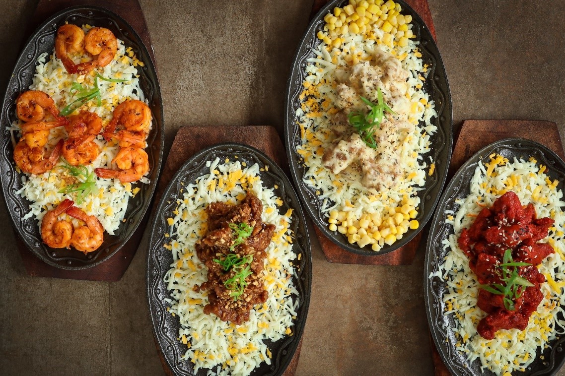 オープンしてからの短期間で人気レストランになったメニューを一部ご紹介します！

写真：Cheesy Shrimp, Garlic Oyster Chicken, Parmesan Chicken, Spicy Chicken