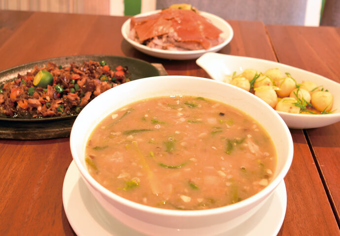 豆がたっぷり入ったモンゴスープで、野菜不足を補おう！
モンゴスープは、フィリピンの家庭の味♡体に優しいスープです。他にもシーフードや麺類、スイーツなど、RICO'S LECHONには、みんなが笑顔になれる料理がいっぱい♡