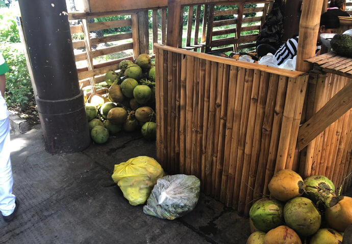 There is also a coconut called Buko here.
Of course you can drink fresh juice if you ask to their cut it on the spot .

Such a place where you can eat for a while and take a break is also one of the recommend in Cebu!
