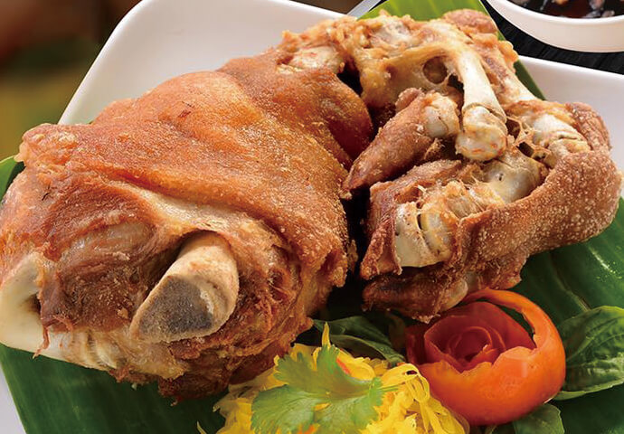 Choobi Choobiオリジナルのクリスピーパタ。

豚足を油で揚げ、カリカリの皮とジューシーな肉に仕上げるクリスピーパタは、
フィリピン料理の中でも1、2を争う人気メニュー♪
