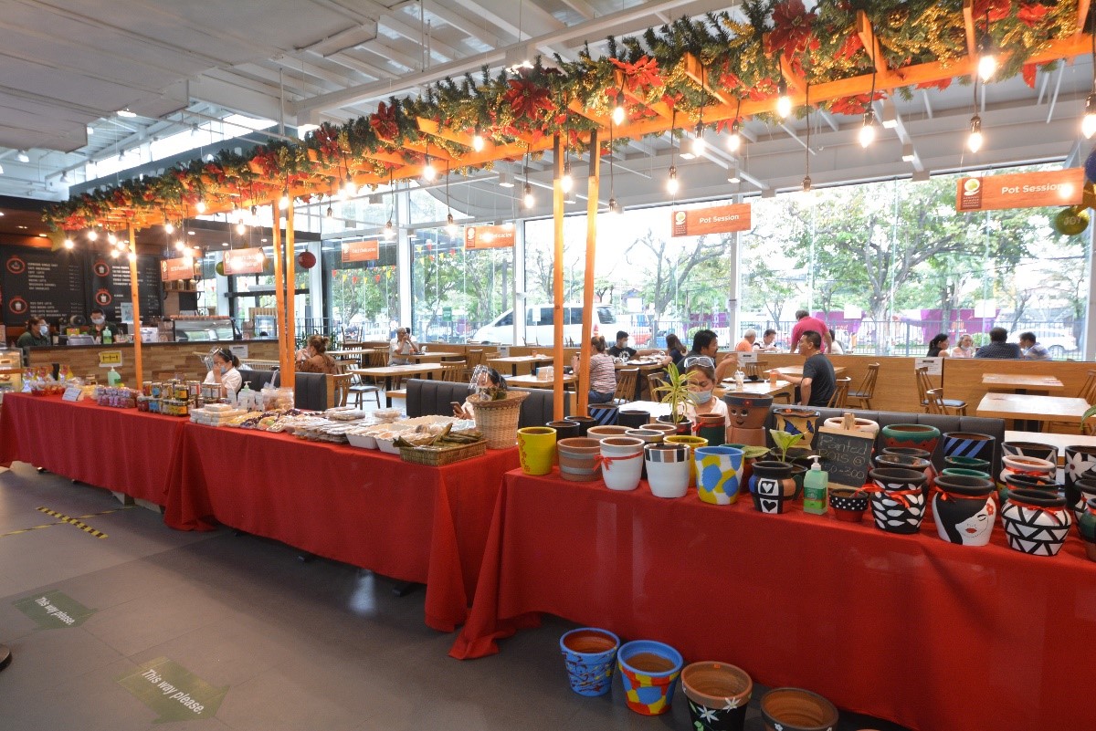 During the holidays, Landers put up some stalls beside the food court and allowed small local business owners to display the local products they’re selling.