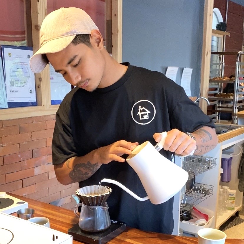 Ricardo decided to pursue a career in cafes after purchasing a coffee machine and serving coffee to his classmates at the age of 18. He's a person with initiative! He didn't have any money at the time, so he started a coffee shop in a small space in his home.

The restaurant has overcome difficult times, continuing to operate even when it was unable to open due to the pandemic, and has now expanded its premises, increased the number of seats, and renovated the space into a stylish and comfortable one. They now have a total of 24 staff members.

He is also passionate about staff training. By rotating positions, arranging operations so that each person can perform all roles, and sharing information as much as possible, they aim to raise the level of the company as a whole. They say that information sharing is the root of growth.

In 2024, they plan to open a new store on the first floor of the new G Mall in Cebu City, and are also considering opening a Manila store and further expansion. I can't help but feel like the day when we become the "5G Coffee House that everyone knows" is coming soon.