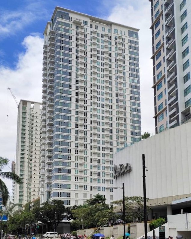 This multi-tower residential development is located right across Ayala Center Cebu and is just a 5-minute drive to SM City Cebu and Cebu IT Park. Convenient access to these major thoroughfares makes navigating the city a breeze. 