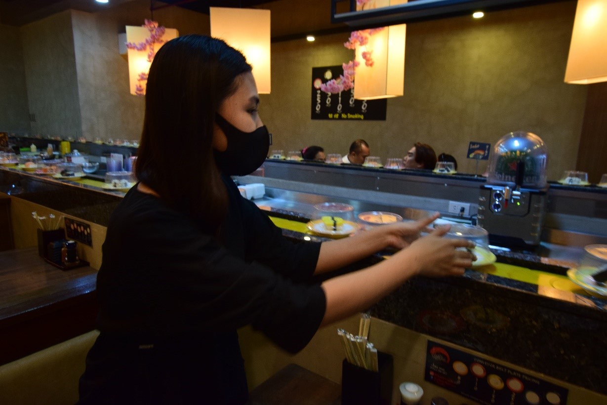 Step 1: Pick plate off conveyor belt