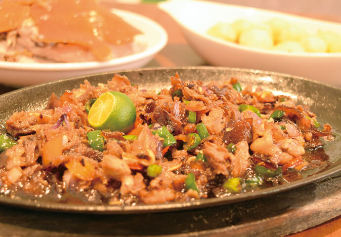 フィリピン伝統料理の一つ、シシグ。
細かく刻んだ豚肉を醤油、ビネガー、にんにく、唐辛子で炒めた料理で、庶民の味として親しまれています。