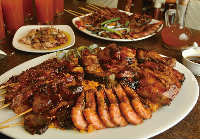 海鮮から豚骨まで、伝統的なフィリピン料理がとにかくお手頃価格♪5～6人向けのものもあり、友達や家族みんなでワイワイ食べられる！