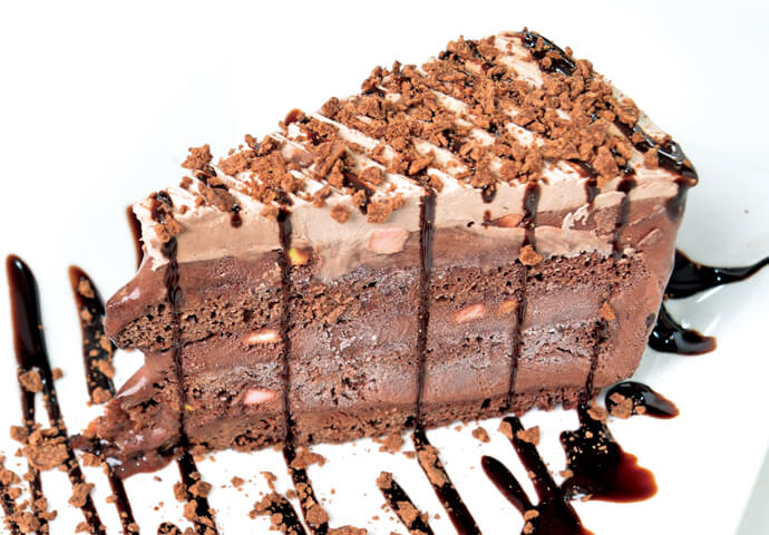 「Chocolate Decadence Ice Cream Cake」110ペソ。チョコ好きにはたまらない、アイスケーキ。ナッツの食感も最高～。