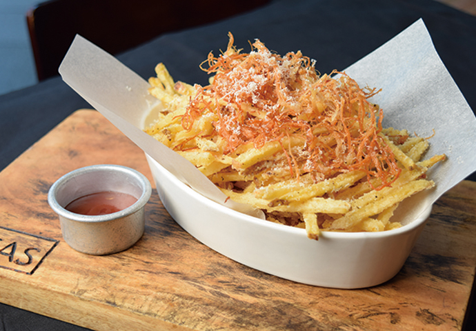 「Pecorino Fries with Adobo Flakes」180ペソ。軽食に◎♪