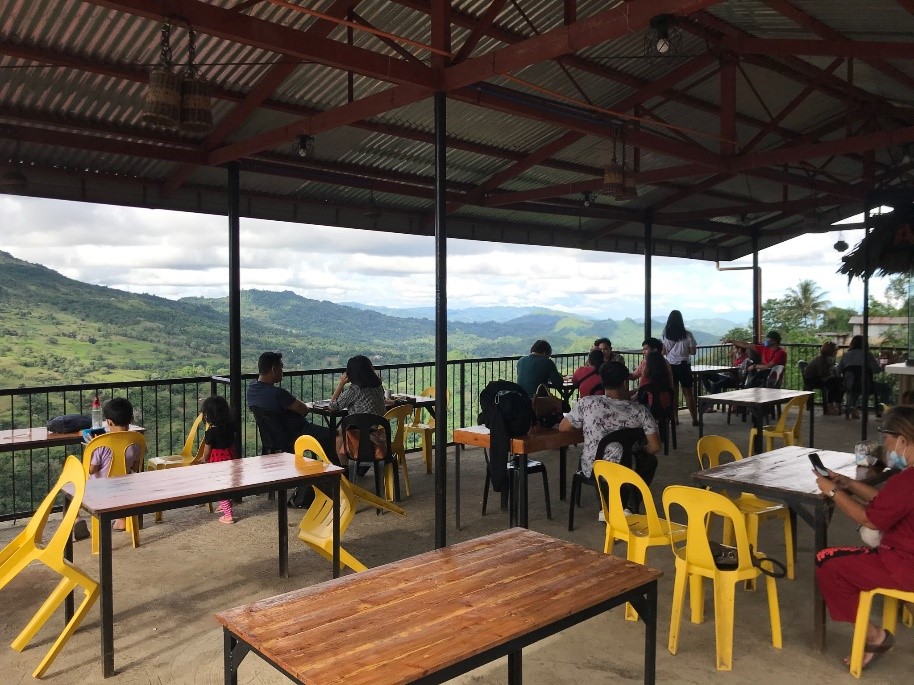 A covered dining space that is safe even in sudden rain.