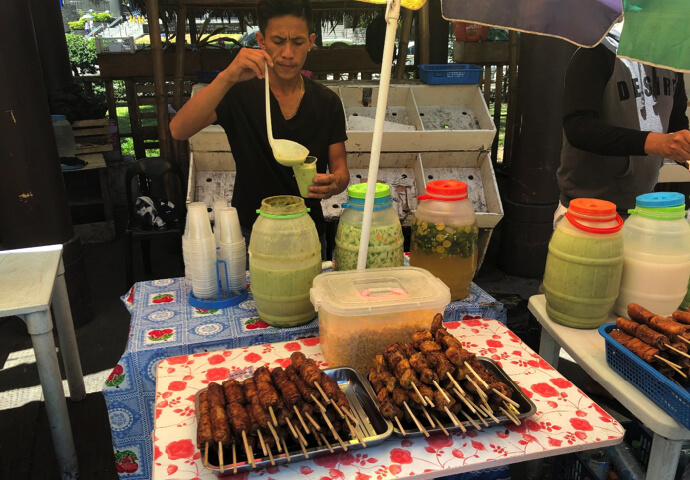 I ordered the leftmost avocado juice.
By the way, the middle is Bukopandan. The right is Calamancy juice.
The rightmost is Buko milk.
The fried food on the front where the left is fried bananas and the "banana cue" is the right fried sweet potatoes the "kamote cue"
