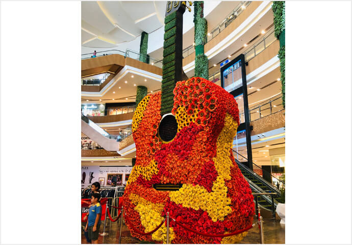 お次は、この巨大なフラワーギターのモニュメントで有名な「Robinsons Galleria」モールにお邪魔してみました。