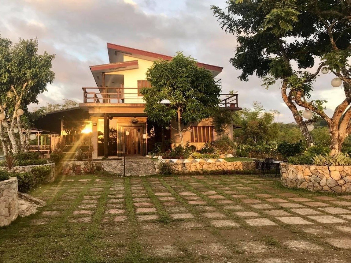 Serenity Fam and Resort has 3 big houses available for rent. The houses come with a pool, and its own breathtaking and peaceful view of the mountain. Big groups up to 15-20 pax can be accommodated per house. 