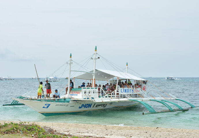 Small fishing boat in Malapascua, Philippines : r/chicagobulls