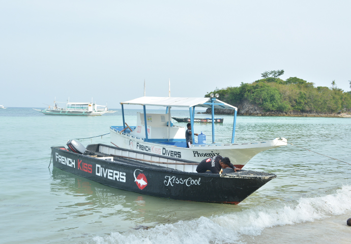 Small fishing boat in Malapascua, Philippines : r/chicagobulls