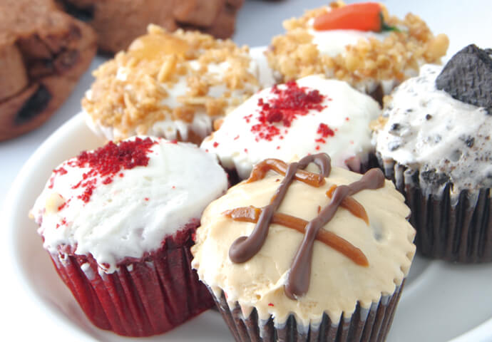 Small cup cakes are fabulous for home parties. It's also fun picking from different tastes♪
